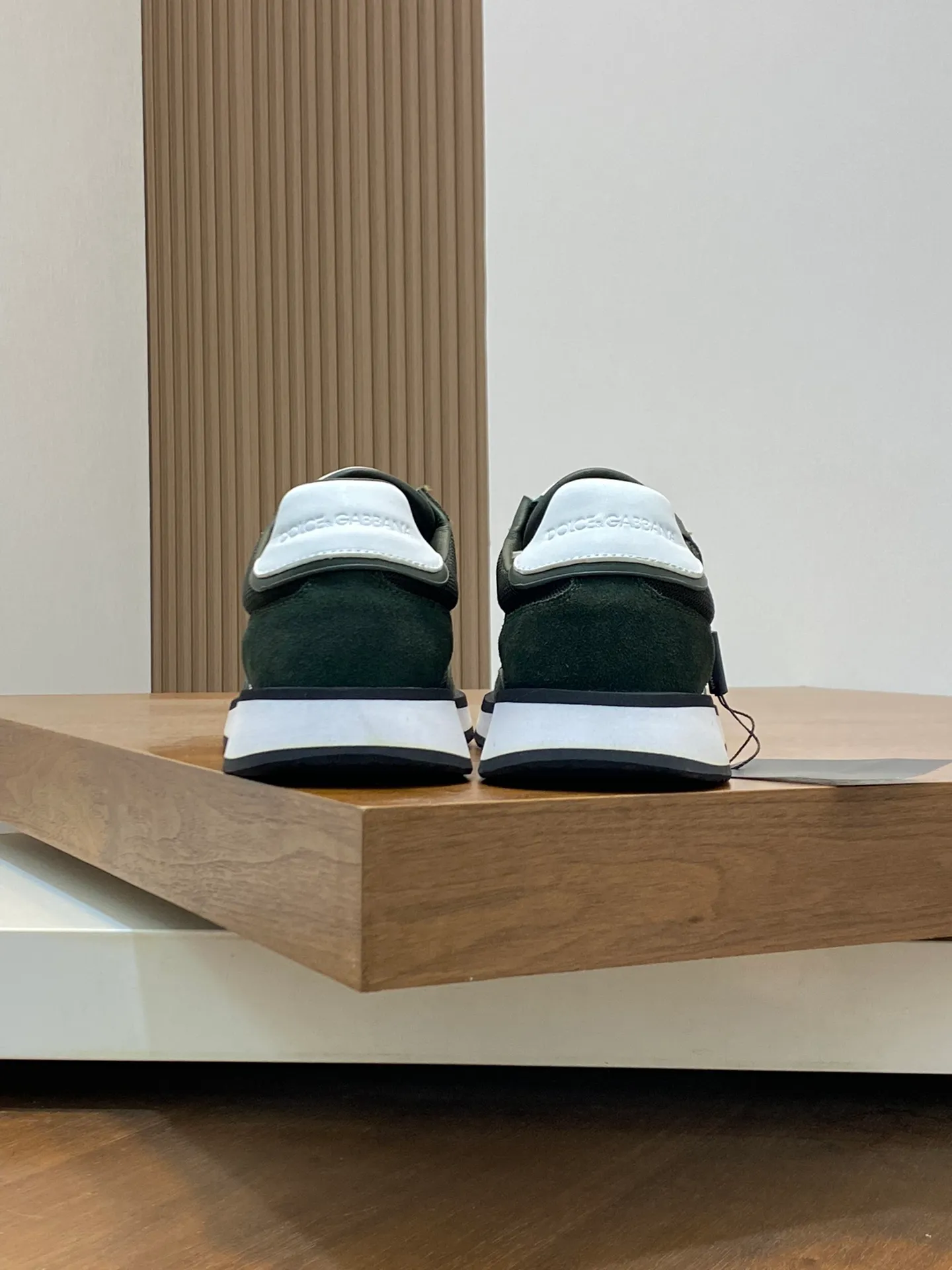 Men's Men's Shoes💰440【New Style】🐝🐝DG••New••Dolce&G*_dgDolce&G*_dgDolce & G*_dg 2024 Early Spring New Men's Lace-up Leather Casual Sports Shoes Made of imported suede cowhide spliced ​​with waterproof fabric, mixed and matched color design, a fashionable and energetic sports shoe that easily meets the needs of modern dressing and highlights the contemporary lifestyle style. The foot is fully lined with cowhide for greater comfort. The tongue and heel are decorated with logos. It is equipped with a rubber outsole. The heel and toe are wrapped to further protect our feet. It is a model worth buying! Size: 39-44 (customized at 38.45)